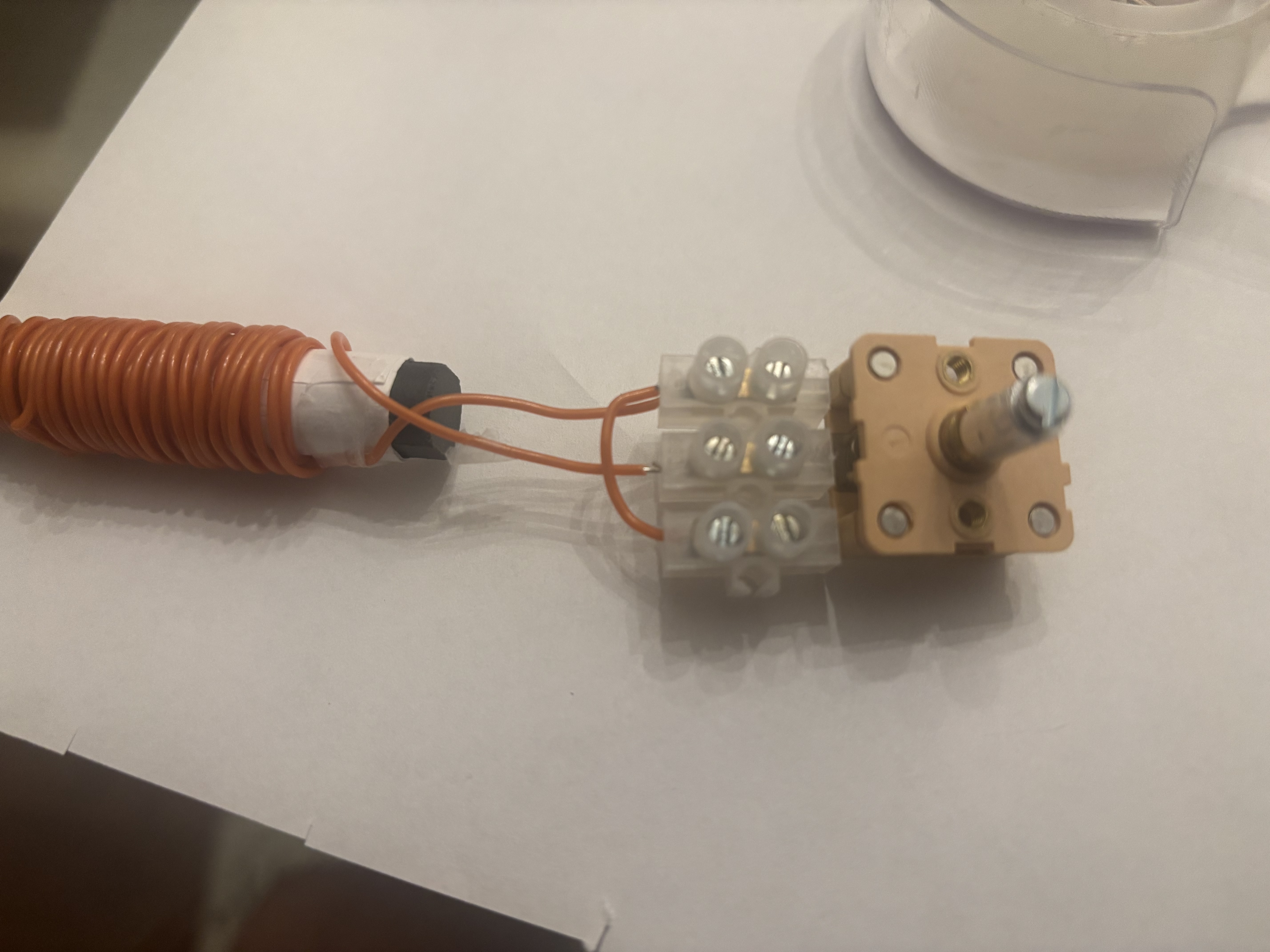 Ferrite rod coil connected to terminal block and variable capacitor