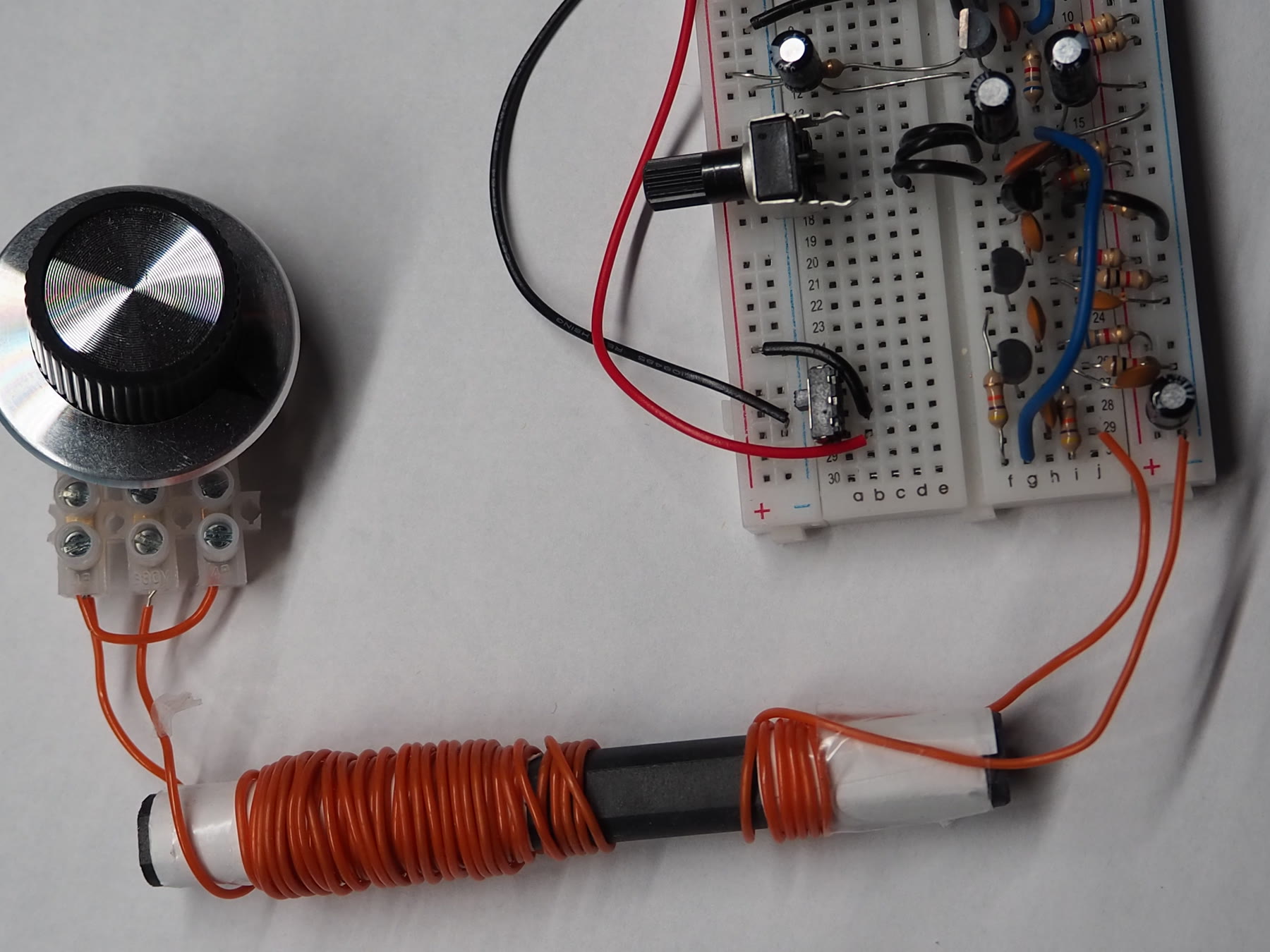 Close-up of ferrite rod winding and its wiring