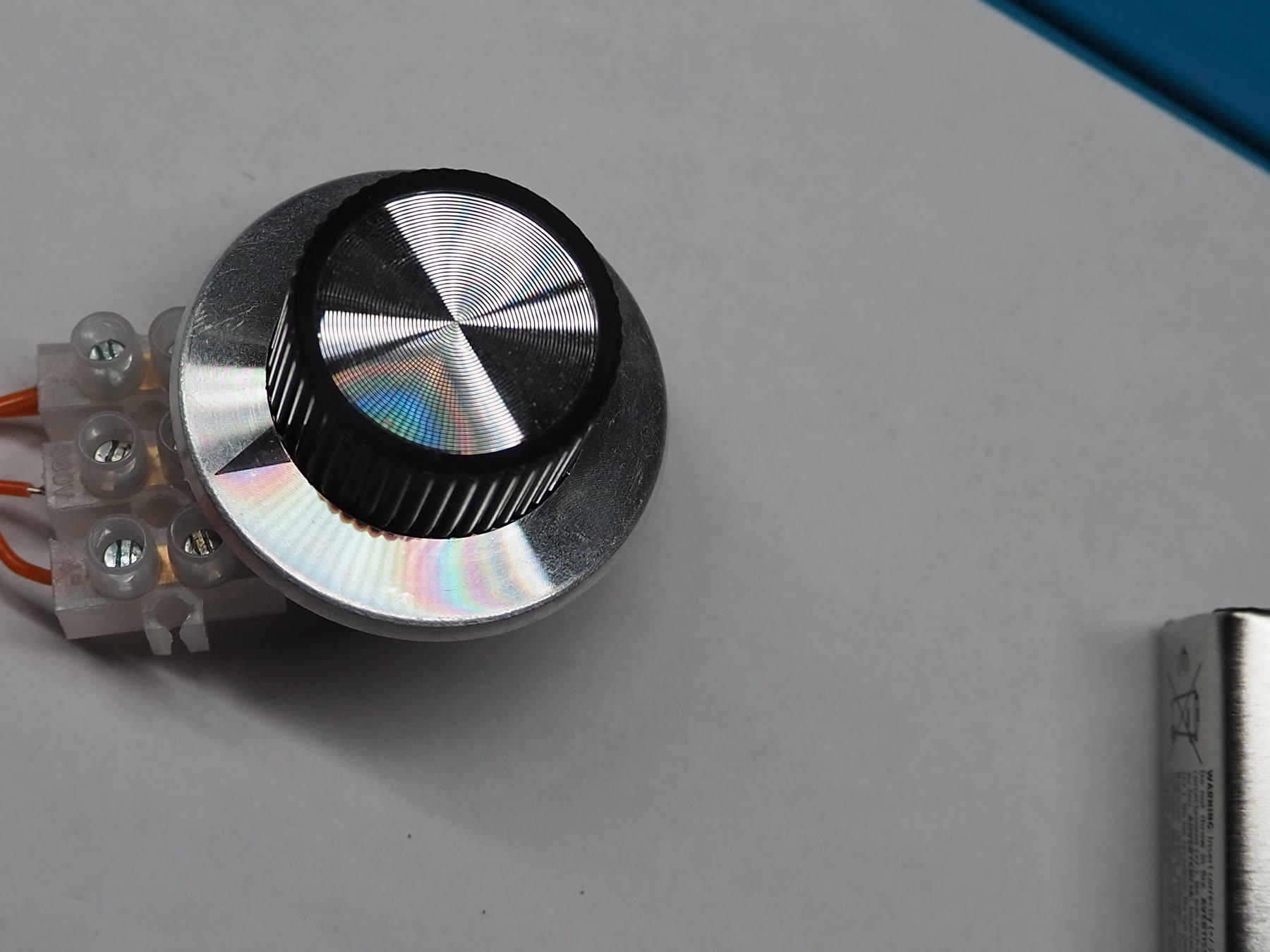 Variable tuning capacitor fitted with a control knob