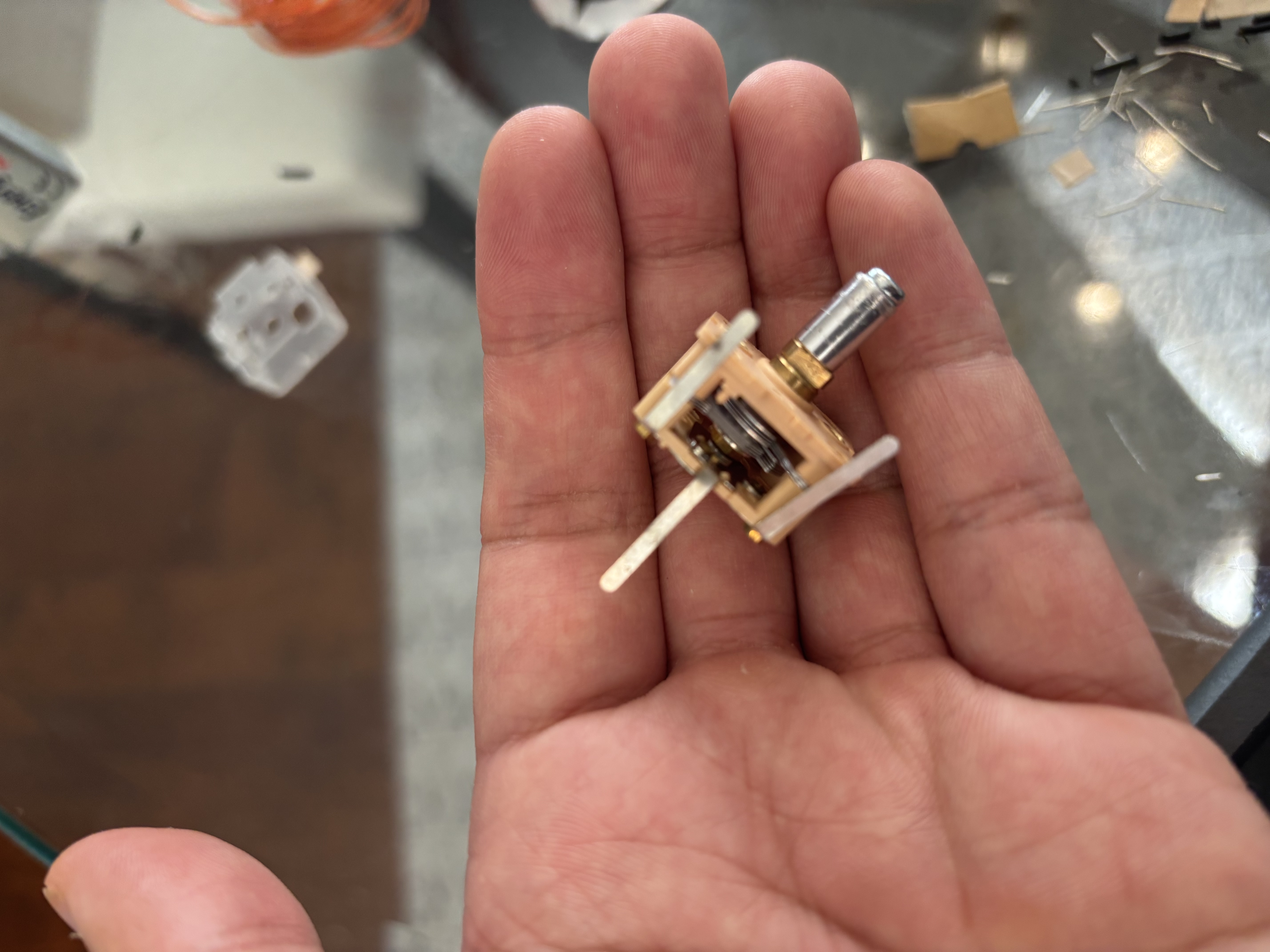 Small mechanical variable capacitor held in hand
